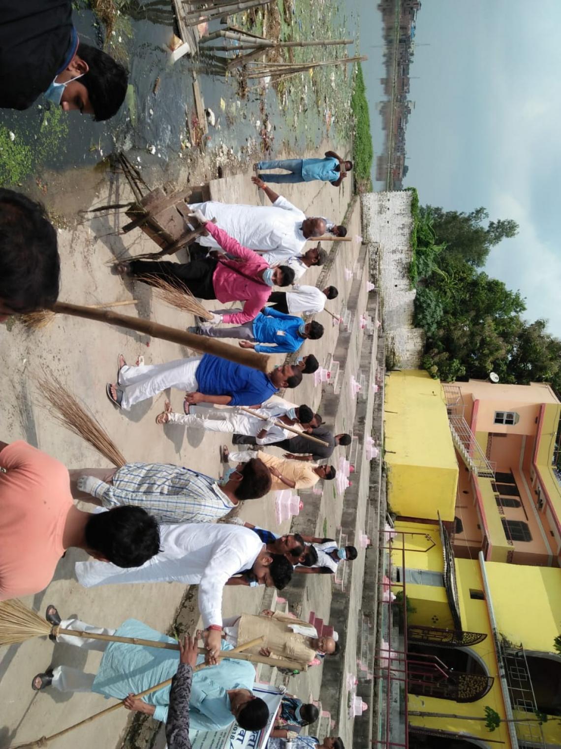 Cleaning of Motijheel by NSS Volunteers of L.N.D College, Motihari with Tourism Minister of Bihar Govt. Hon’ble Shri Pramod Kumar on 15.9.2018